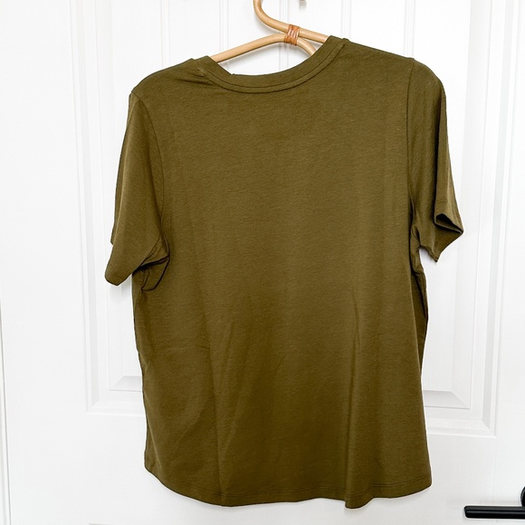 NWT UNIVERSAL STANDARD SHORT SLEEVE SHIRT -XS petite fits size 10-12 - tshirt - Picture 2 of 3